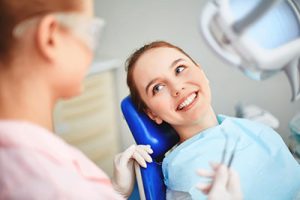 zadowolona pacjentka u dentysty