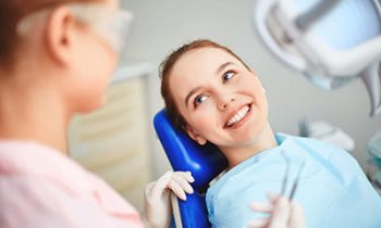 zadowolona pacjentka u dentysty