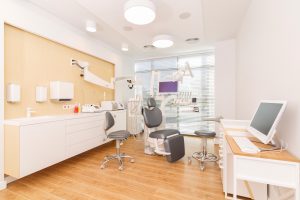 higieniczny gabinet stomatologiczny z nowoczesnym sprzętem