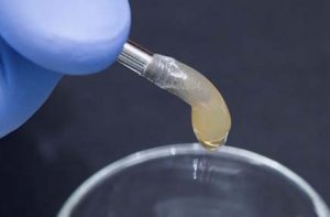 Implant powleczony biomateriałem